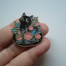 PIN PRZYPINKA BROSZKA CZARNY KOT W KWIATACH
