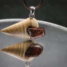 Wisiorek z drewna wiązu i obsydian mahoniowy | biżuteria z duszą, natura - pirografia, prezent, dla niej, dla kobiety, walentynki, wiąz