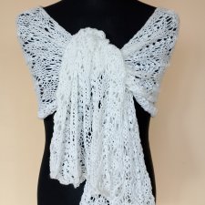 Biały szal z kaszmirem, na drutach