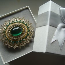 ELEGANCKA BROSZKA Z ZIELONM KAMIENIEM