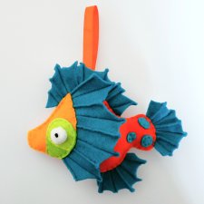 Rybka z filcu na sznureczku - zawieszka