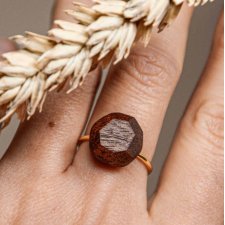 Pierścionek z drewnianym diamentem