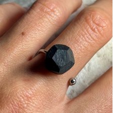 Pierścionek z diamentem z czarnego dębu