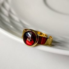 Pierścionek z czerwonym oczkiem i kwiatuszkiem