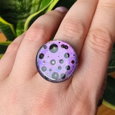 Pierścionek z dużym okrągłym kolorowym oczkiem