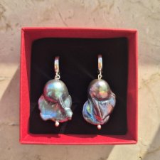 Srebrne kolczyki z dużymi granatowymi barokowymi perłami