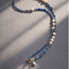 Srebrny naszyjnik z niebieskich szafirów, białych pereł i hematytów