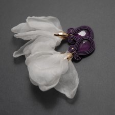 fioletowo-białe kolczyki sutasz z kwiatkami