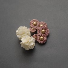 różowo-kremowe kolczyki sutasz z kwiatkiem