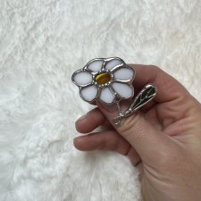 Biała szklana Broszka witrażowa kwiat Stokrotka Prezent dla niej