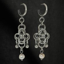 Kolczyki chainmaille naturalnymi perłami stal chirurgiczna eleganckie