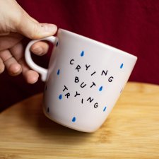 Różowy kubek CRYING BUT TRYING