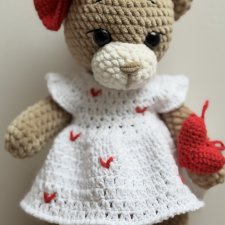 Lola miś ręcznie robiony w sukience z serduszkiem.