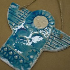 Księżycowy Anioł. Dekor wiszący. Ceramiczna płaskorzeźba