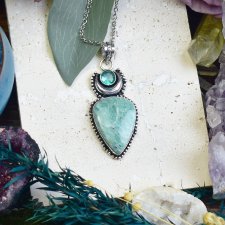 Miedziany posrebrzany wisiorek z amazonitem i apatytem - lunula #689