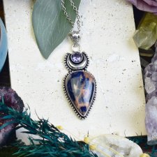 Miedziany posrebrzany wisiorek z sodalitem i ametystem - lunula #693