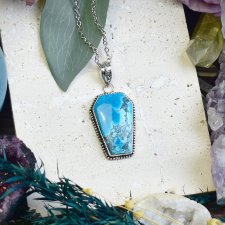 Miedziany posrebrzany wisiorek z turkusem w kształcie trumny #696