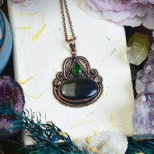 Miedziany wisiorek z niebieskim tygrysim okiem i zielonym kwarcem #716