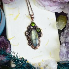 Miedziany ozdobny wisiorek z labradorytem i zielonym kwarcem #717