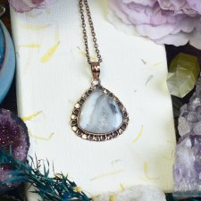 Miedziany ozdobny wisiorek z agatem z botswany #718