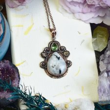 Miedziany ozdobny wisiorek z kamieniem księżycowym i peridotem #719