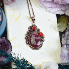 Miedziany ozdobny wisiorek z jaspisem mokaitem i koralem #721