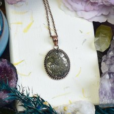 Miedziany ozdobny wisiorek z surowym pirytem #722