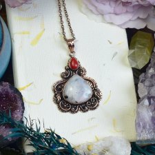 Miedziany ozdobny wisiorek z kamieniem księżycowym i koralem #726