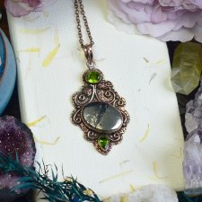 Miedziany ozdobny wisiorek z pirytem i peridotem #727