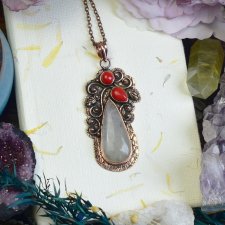 Miedziany ozdobny wisiorek z kwarcem rutylowym i koralem #728