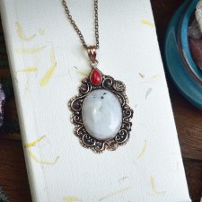 Miedziany ozdobny wisiorek z kamieniem księżycowym i koralem #729