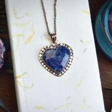 Miedziany ozdobny wisiorek z sodalitem w kształcie serca #730