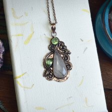 Miedziany ozdobny wisiorek z kwarcem rutylowym i peridotem #738