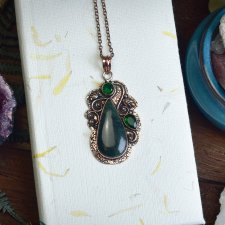 Miedziany ozdobny wisiorek z nefrytem i zielonym kwarcem #746