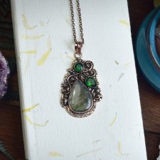 Miedziany ozdobny wisiorek z labradorytem i zielonym kwarcem #747