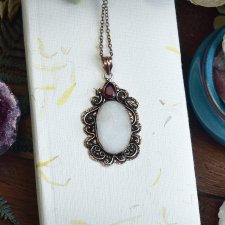 Miedziany ozdobny wisiorek z druzą i granatem #750