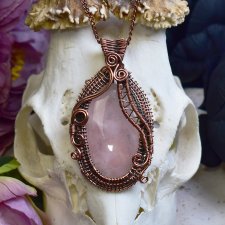 Miedziany wisiorek wire wrapping z różowym kwarcem #778