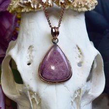 Miedziany ozdobny wisiorek z rodonitem #796