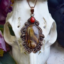 Miedziany ozdobny wisiorek z jaspisem orzechowym i koralem #799