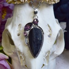 Posrebrzany miedziany wisiorek z surowym turmalinem i ametystami #826