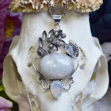 Posrebrzany miedziany roślinny wisiorek z kamieniem księżycowym i opalitami #829