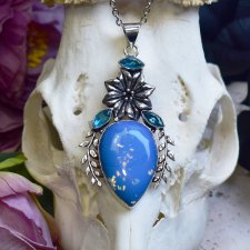 Posrebrzany miedziany roślinny wisiorek z opalem dubletowym i topazami #830