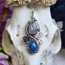 Posrebrzany miedziany wisiorek z różą, kwarcem z rutylem i szafirem #831