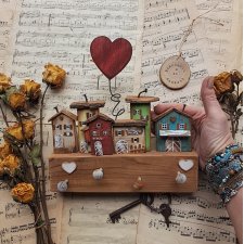 Rustykalny wieszak z kolorowymi domkami No 1