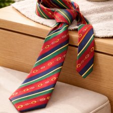 Kolorowy krawat w klasycznym stylu