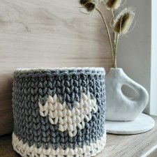 SZARY KOSZYK OZDOBIONY KREMOWYM SERDUSZKIEM