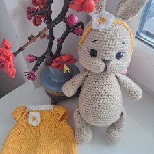 Króliczek/zajączek robiony na szydełku.