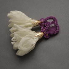 fioletowo-białe kolczyki sutasz z kwiatkiem