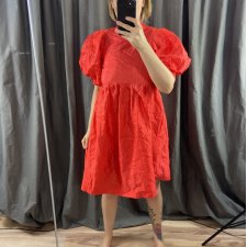 soczyście czerwona z bufkami