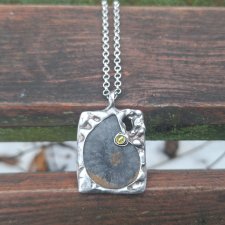 Amonit i kropka - wisiorek